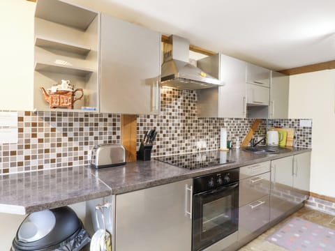 Cottage | Private kitchen | Stovetop, cookware/dishes/utensils