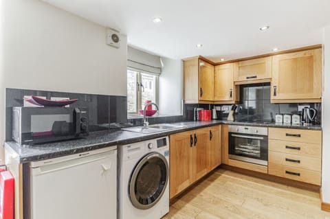 Cottage | Private kitchen | Fridge, microwave, stovetop, toaster