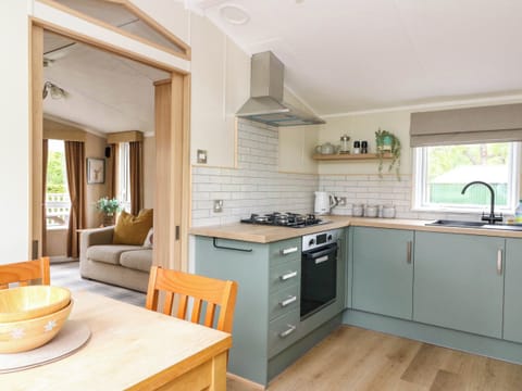 Cottage | Private kitchen | Fridge, microwave, stovetop, toaster