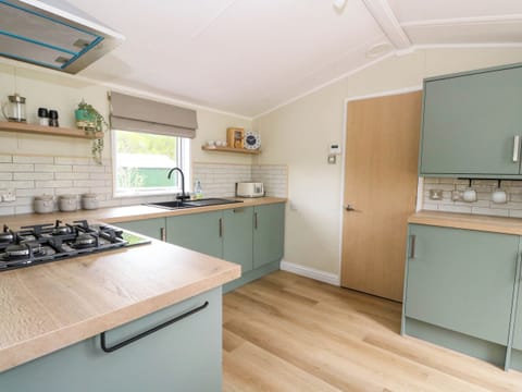 Cottage | Private kitchen | Fridge, microwave, stovetop, toaster