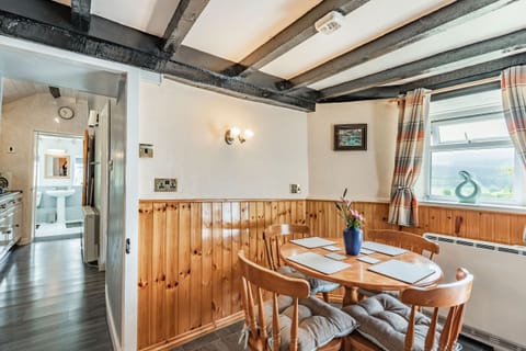 Cottage | Private kitchen | Fridge, oven, stovetop, cookware/dishes/utensils