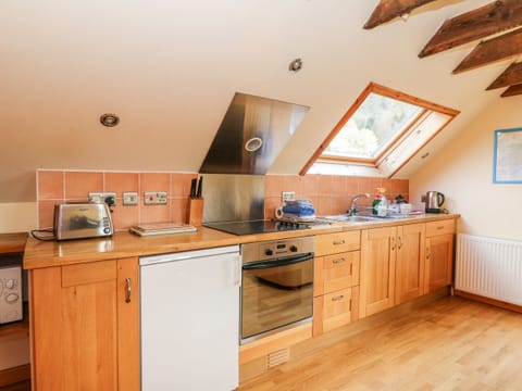 Cottage | Private kitchen | Stovetop, cookware/dishes/utensils