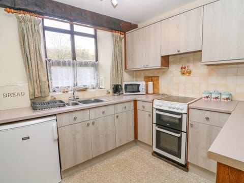 Cottage | Private kitchen | Stovetop, cookware/dishes/utensils