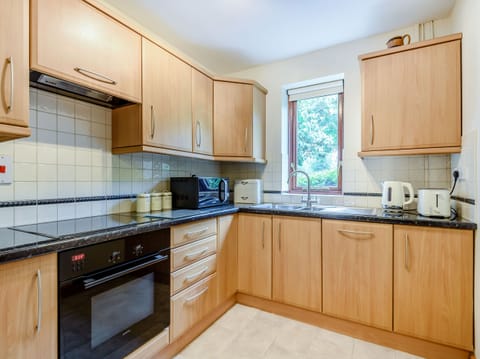 Fridge, dishwasher, cookware/dishes/utensils