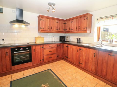 Cottage | Private kitchen | Stovetop, cookware/dishes/utensils