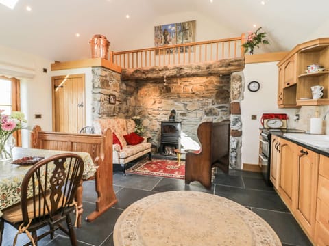 Cottage | Private kitchen | Microwave, stovetop, dishwasher, cookware/dishes/utensils