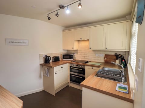 Cottage | Private kitchen | Fridge, microwave, stovetop, dishwasher