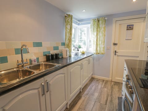 Cottage | Private kitchen | Fridge, microwave, stovetop, highchair