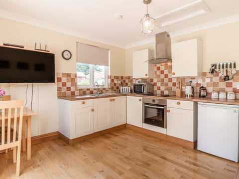 Cottage | Private kitchen | Fridge, microwave, stovetop, cookware/dishes/utensils