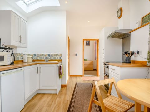 Cottage | Private kitchen | Fridge, microwave, stovetop, cookware/dishes/utensils