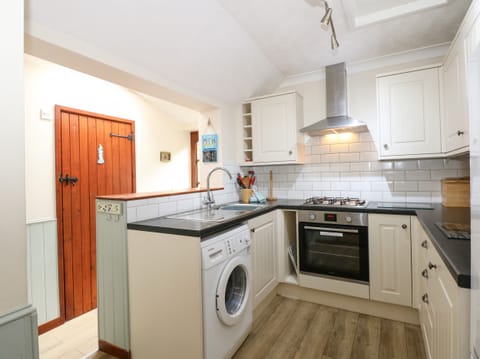 Cottage | Private kitchen | Microwave, stovetop, electric kettle, toaster