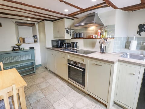 Cottage | Private kitchen | Fridge, microwave, stovetop, dishwasher