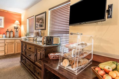Free daily continental breakfast