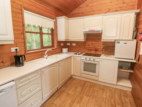 Cottage | Private kitchen | Fridge, microwave, stovetop, cookware/dishes/utensils