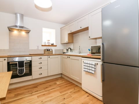 Cottage | Private kitchen | Dishwasher, cookware/dishes/utensils