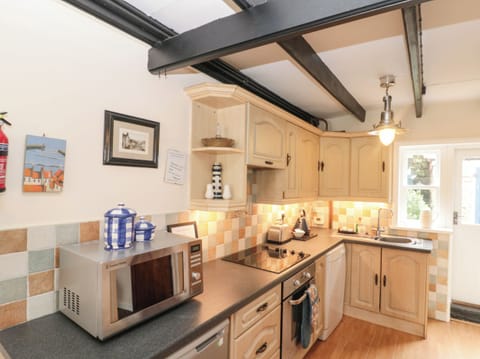Cottage | Private kitchen | Fridge, microwave, stovetop, dishwasher
