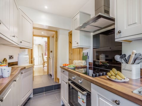 Cottage | Private kitchen | Fridge, microwave, stovetop, dishwasher