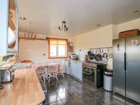 Cottage | Private kitchen | Fridge, stovetop, cookware/dishes/utensils