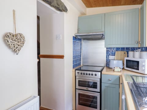 Cottage | Private kitchen | Fridge, microwave, stovetop, dishwasher