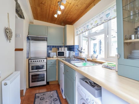 Cottage | Private kitchen | Fridge, microwave, stovetop, dishwasher