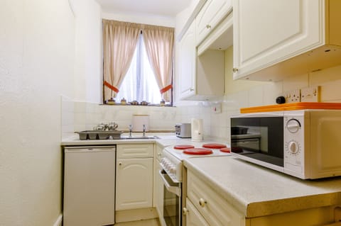 Cottage | Private kitchen | Fridge, microwave, stovetop, cookware/dishes/utensils