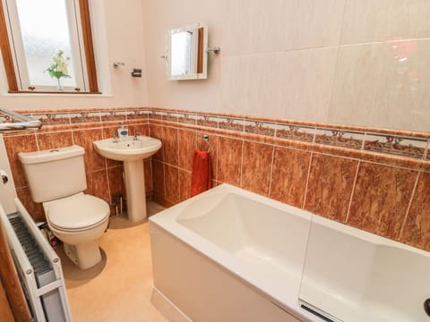 Cottage | Bathroom | Shower, hair dryer