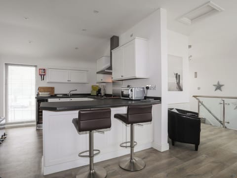 Cottage | Private kitchen | Fridge, microwave, stovetop, dishwasher