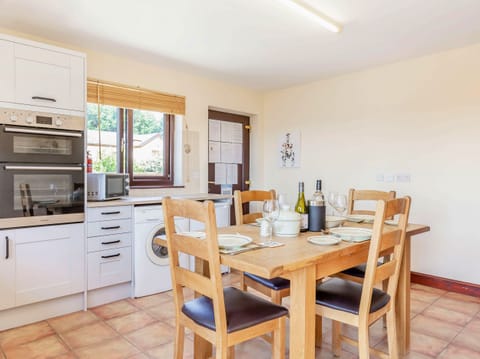 Cottage | Private kitchen | Cookware/dishes/utensils