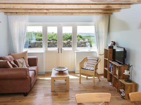 Cottage | Living area | TV