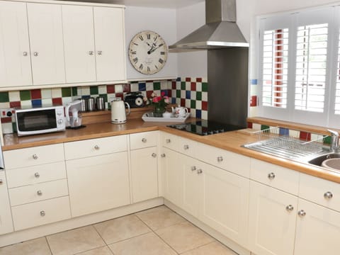 Cottage | Private kitchen | Fridge, dishwasher, cookware/dishes/utensils
