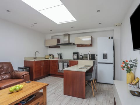 Cottage | Private kitchen | Stovetop, cookware/dishes/utensils