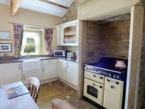 Cottage | Private kitchen | Cookware/dishes/utensils