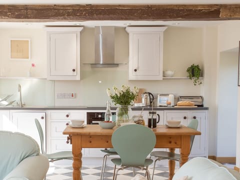 Cottage | Private kitchen | Dishwasher, cookware/dishes/utensils