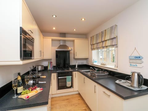 Cottage | Private kitchen | Dishwasher, highchair, cookware/dishes/utensils