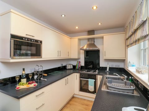 Cottage | Private kitchen | Dishwasher, highchair, cookware/dishes/utensils