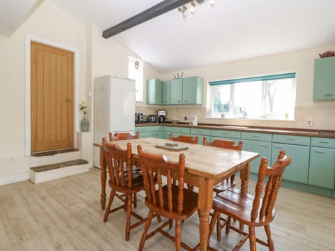 Cottage | Private kitchen | Dishwasher, cookware/dishes/utensils