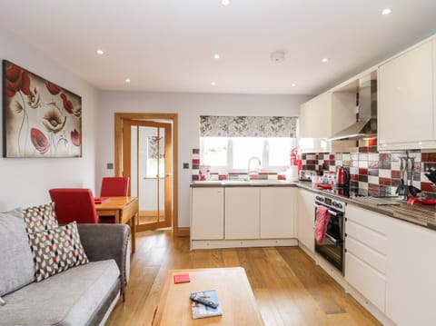 Cottage | Private kitchen | Fridge, microwave, stovetop, dishwasher