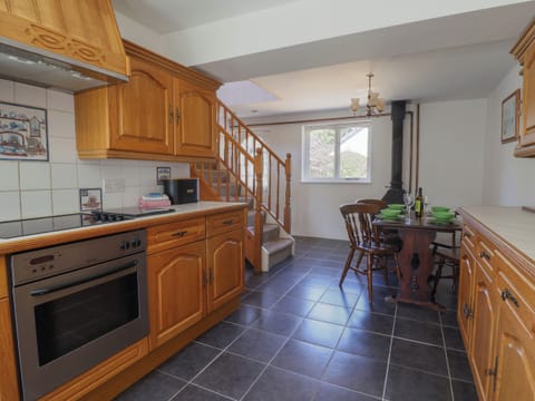 Stovetop, electric kettle, cookware/dishes/utensils