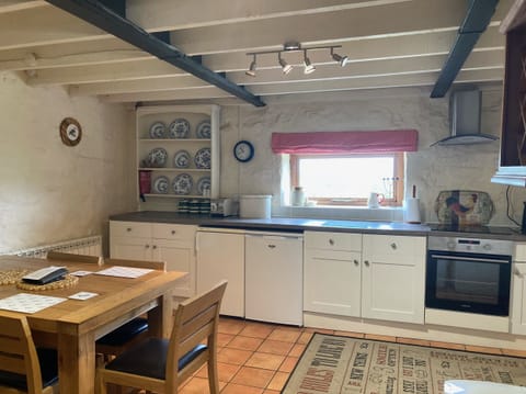 Cottage | Private kitchen | Dishwasher, highchair, cookware/dishes/utensils