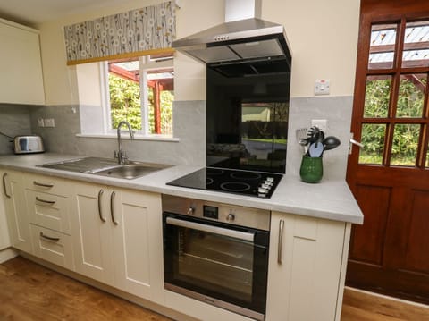 Cottage | Private kitchen | Fridge, highchair, cookware/dishes/utensils