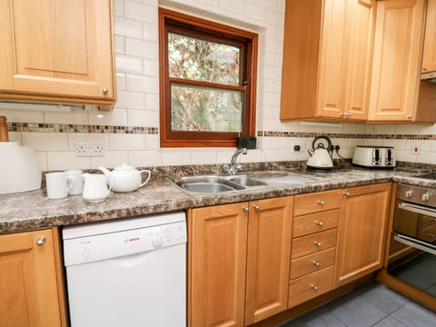 Cottage | Private kitchen | Fridge, microwave, stovetop, dishwasher