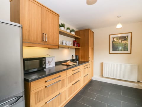 Cottage | Private kitchen | Fridge, microwave, stovetop, cookware/dishes/utensils