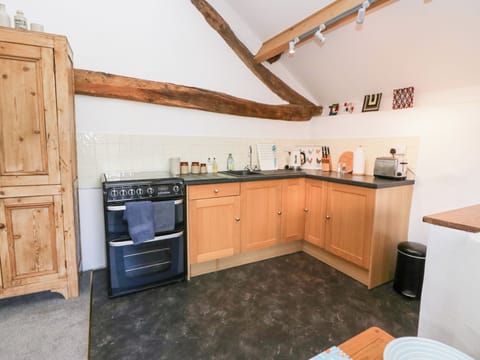 Cottage | Private kitchen | Fridge, microwave, stovetop, cookware/dishes/utensils