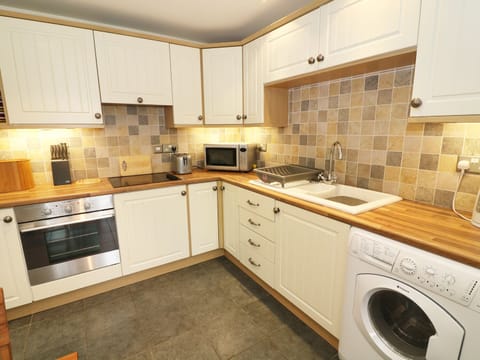 Cottage | Private kitchen | Fridge, microwave, stovetop, highchair