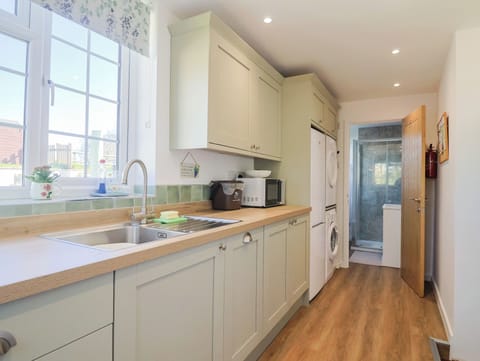 Cottage | Private kitchen | Fridge, microwave, stovetop, dishwasher