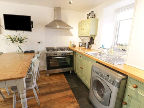 Cottage | Private kitchen | Microwave, stovetop, electric kettle, toaster