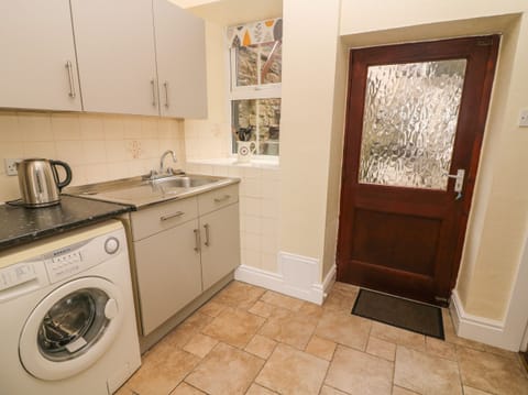 Cottage | Private kitchen | Electric kettle, toaster, cookware/dishes/utensils