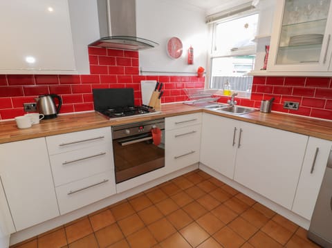 Cottage | Private kitchen | Microwave, stovetop, electric kettle, toaster