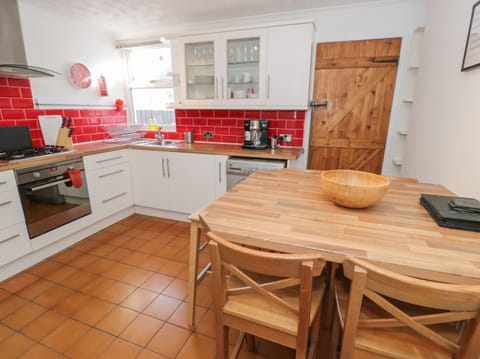 Cottage | Private kitchen | Microwave, stovetop, electric kettle, toaster