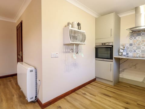 Cottage | Private kitchen | Fridge, stovetop, electric kettle, toaster
